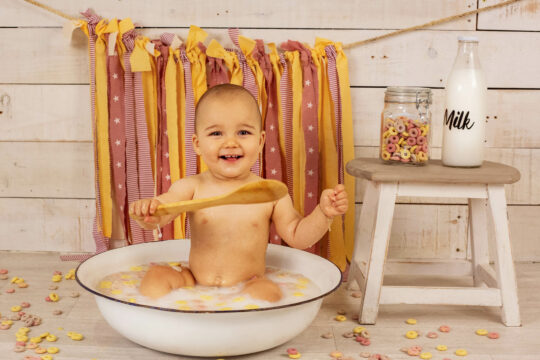Fotografía De Bebés En Estudio Con Un Baño De Leche