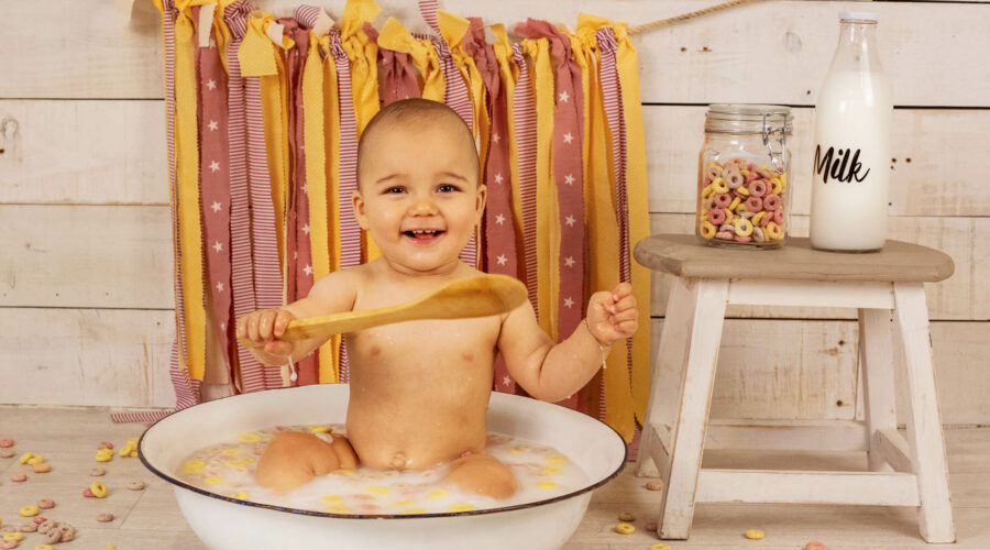 Fotografía De Bebés En Estudio Con Un Baño De Leche