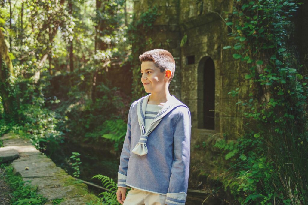 Fotografía de comunión  de chico en el bosque 