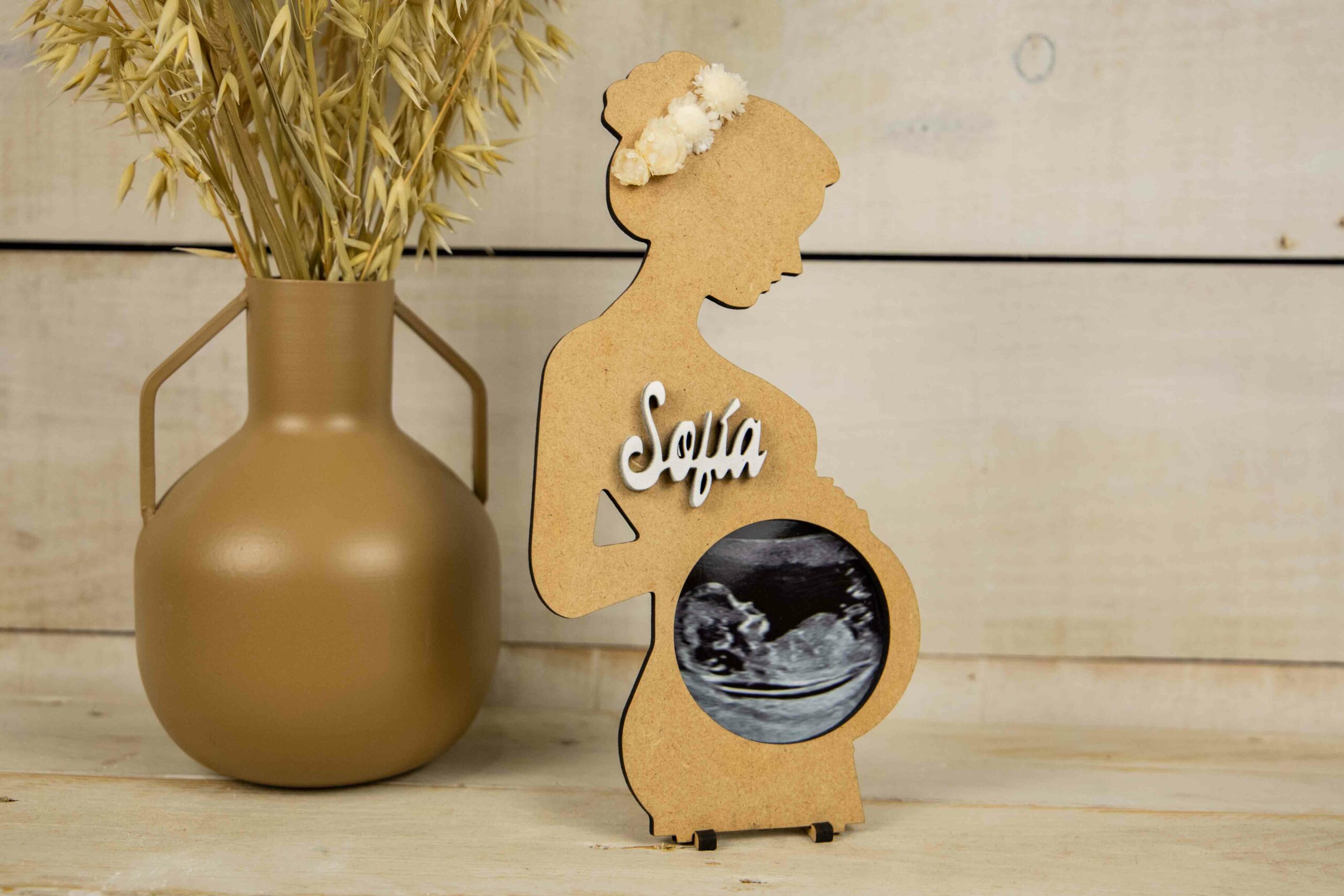 Marco Ecografía Personalizado en Madera – Silueta Embarazada con Nombre y Flor Seca