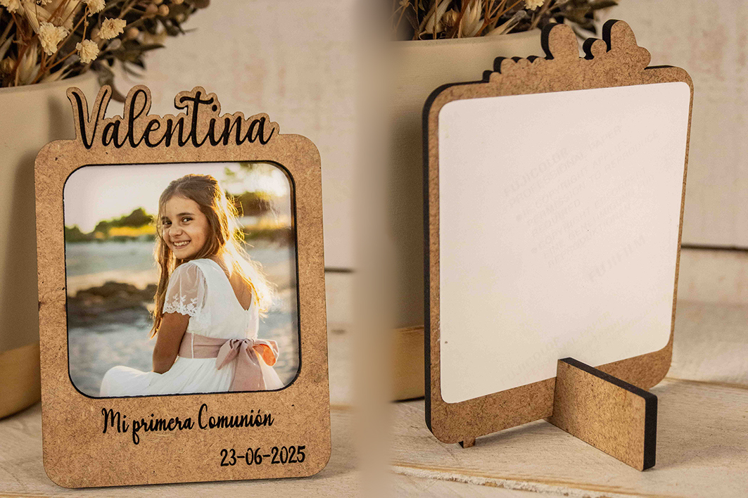 Marco de madera personalizado con nombre en relieve