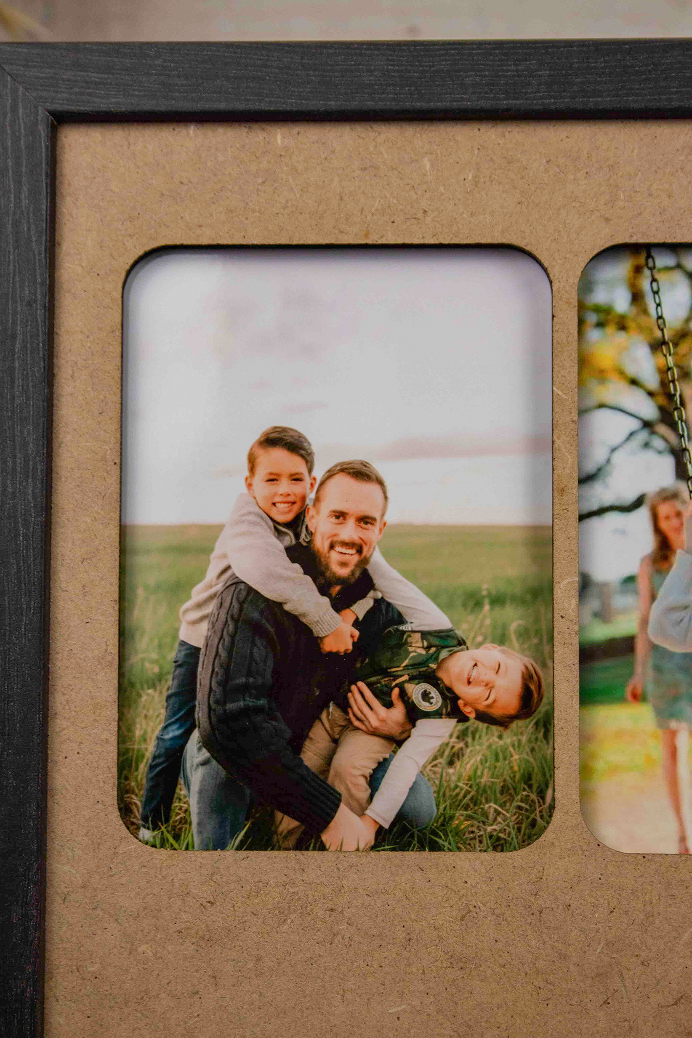 Marco Personalizado Triple 20x30 | Marco con 3 Fotos 9x13 cm y Frase Grabada - Imagen 4