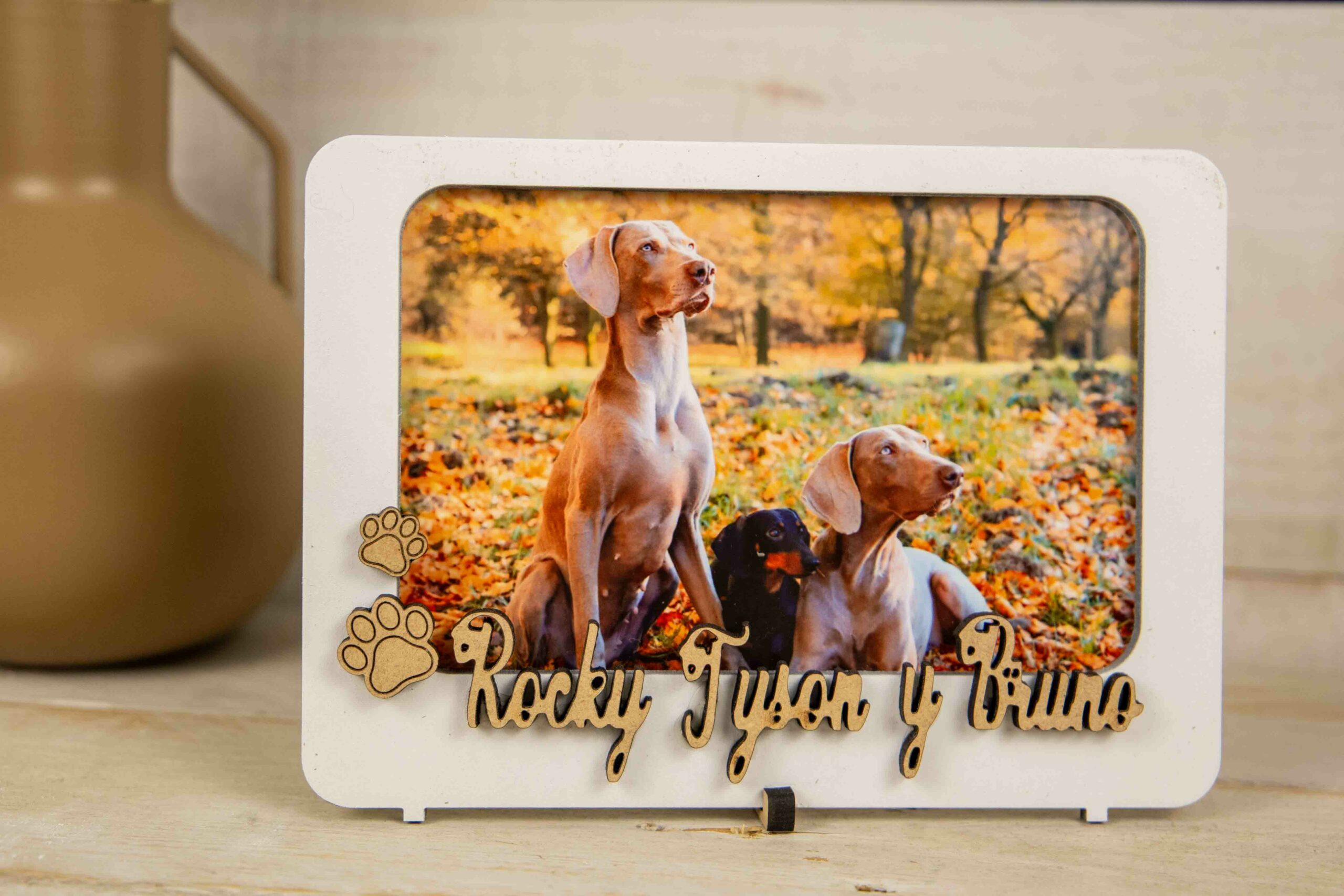 Marco Personalizado para Perros con Foto y Nombre | Marco Blanco 10×15 cm con Huellas Decorativas